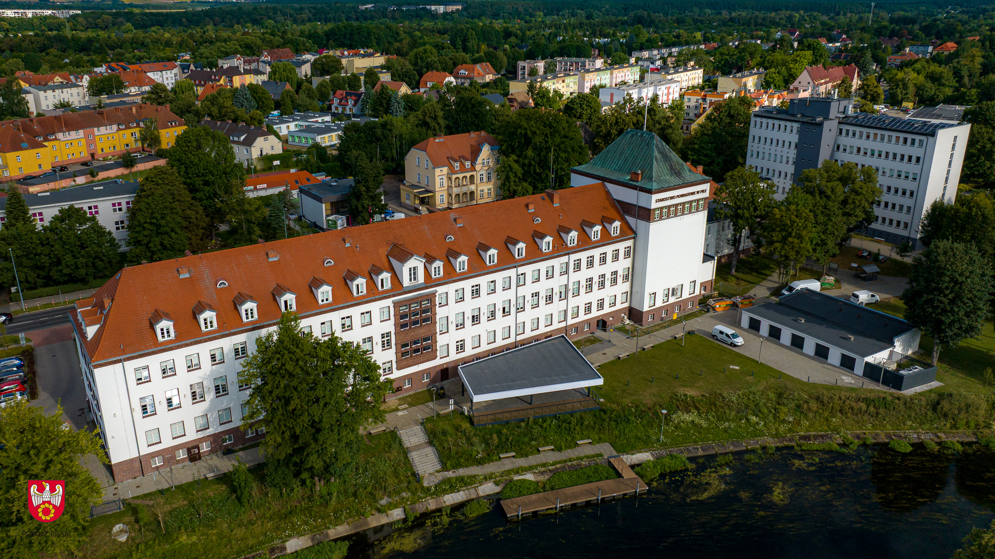 Zdjęcie budynku Starostwa Powiatowego w Pile widok od strony rzeki