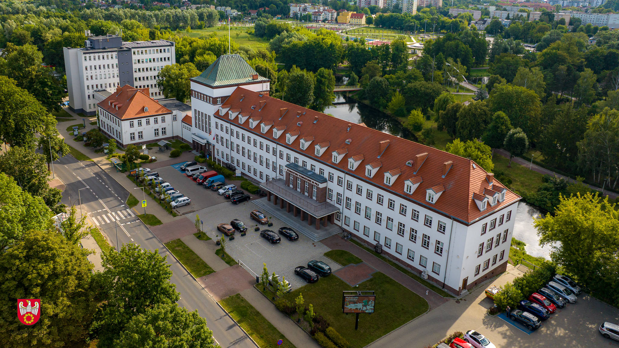 Zdjęcie budynku Starostwa Powiatowego w Pile od Alei Niepodległości