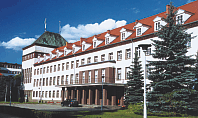 Fasada głównego budynku Starostwa Powiatowego w Pile - wejście do urzędu zdjęcie budynku Starostwa Powiatowego w Pile